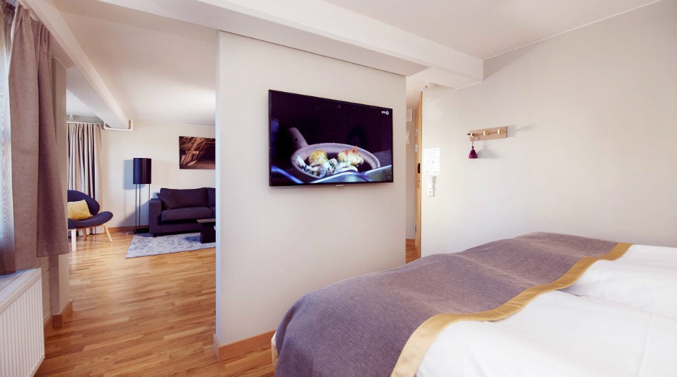 Dobbeltseng og TV i Deluxerum hos Clarion Collection Hotel Bryggeparken